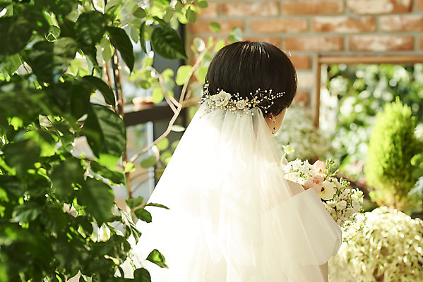 포토 JPG 스튜디오촬영 여자 신부 부케 웨딩드레스 결혼 면사포 실내 한명 들기 상반신 20대 성인 뒷모습 아웃포커스 한국인 기다림 설레임 웨딩라이프 성인여자한명만 웨딩촬영 스몰웨딩 국내포토 1 라이프스타일 드레스 감정 뷰포인트 꽃다발 모션 촬영기법 사람 동양인 이벤트 청년 내부 결혼소품 기념사진 여자한명만 성인여자만 파일형식