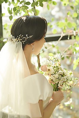 포토 JPG 스튜디오촬영 여자 신부 부케 웨딩드레스 결혼 면사포 실내 한명 들기 상반신 20대 성인 옆모습 아웃포커스 한국인 기다림 설레임 웨딩라이프 성인여자한명만 웨딩촬영 스몰웨딩 국내포토 1 라이프스타일 드레스 감정 뷰포인트 꽃다발 모션 촬영기법 사람 동양인 이벤트 청년 내부 결혼소품 기념사진 여자한명만 성인여자만 파일형식