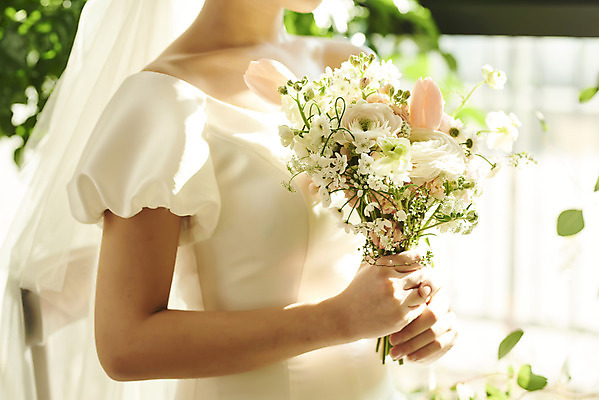 포토 JPG 스튜디오촬영 여자 신부 부케 웨딩드레스 결혼 면사포 실내 한명 들기 상반신 20대 성인 옆모습 아웃포커스 한국인 기다림 설레임 웨딩라이프 성인여자한명만 웨딩촬영 스몰웨딩 국내포토 1 라이프스타일 드레스 감정 뷰포인트 꽃다발 모션 촬영기법 사람 동양인 이벤트 청년 내부 결혼소품 기념사진 여자한명만 성인여자만 파일형식