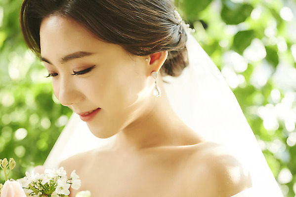 포토 JPG 스튜디오촬영 여자 신부 부케 웨딩드레스 결혼 면사포 실내 고개숙이기 한명 근접촬영 상반신 20대 성인 옆모습 아웃포커스 한국인 기다림 보케 설레임 웨딩라이프 성인여자한명만 웨딩촬영 스몰웨딩 국내포토 1 라이프스타일 드레스 감정 뷰포인트 꽃다발 모션 촬영기법 숙이기 사람 동양인 이벤트 청년 내부 결혼소품 기념사진 여자한명만 성인여자만 파일형식