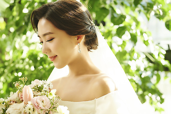 포토 JPG 스튜디오촬영 여자 신부 부케 웨딩드레스 결혼 면사포 실내 고개숙이기 한명 근접촬영 상반신 20대 성인 옆모습 아웃포커스 한국인 기다림 설레임 웨딩라이프 성인여자한명만 웨딩촬영 스몰웨딩 국내포토 1 라이프스타일 드레스 감정 뷰포인트 꽃다발 모션 촬영기법 숙이기 사람 동양인 이벤트 청년 내부 결혼소품 기념사진 여자한명만 성인여자만 파일형식
