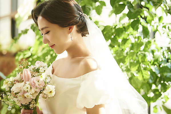 포토 JPG 스튜디오촬영 여자 신부 부케 웨딩드레스 결혼 면사포 실내 고개숙이기 한명 들기 상반신 20대 성인 옆모습 아웃포커스 한국인 기다림 설레임 웨딩라이프 성인여자한명만 웨딩촬영 스몰웨딩 국내포토 1 라이프스타일 드레스 감정 뷰포인트 꽃다발 모션 촬영기법 숙이기 사람 동양인 이벤트 청년 내부 결혼소품 기념사진 여자한명만 성인여자만 파일형식