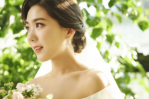 포토 JPG 스튜디오촬영 응시 여자 신부 부케 웨딩드레스 결혼 면사포 실내 한명 미소 근접촬영 상반신 20대 성인 옆모습 아웃포커스 한국인 기다림 설레임 웨딩라이프 성인여자한명만 웨딩촬영 스몰웨딩 국내포토 1 라이프스타일 시선 드레스 감정 뷰포인트 꽃다발 모션 촬영기법 표정 사람 동양인 이벤트 청년 내부 결혼소품 기념사진 여자한명만 성인여자만 파일형식