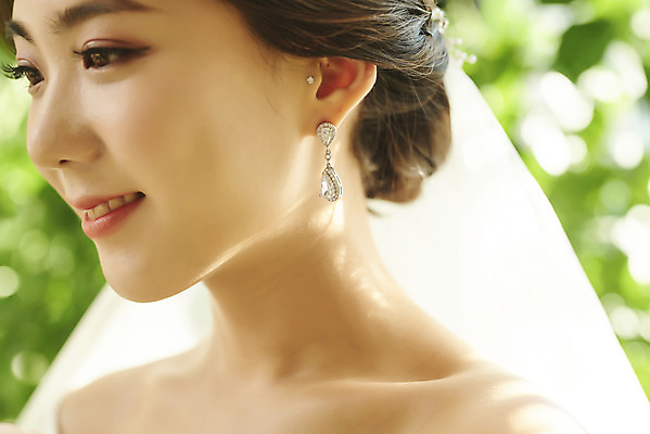 포토 JPG 스튜디오촬영 여자 신부 웨딩드레스 결혼 면사포 실내 한명 미소 근접촬영 상반신 20대 성인 옆모습 아웃포커스 한국인 기다림 보케 설레임 웨딩라이프 성인여자한명만 웨딩촬영 스몰웨딩 국내포토 1 라이프스타일 드레스 감정 뷰포인트 모션 촬영기법 표정 사람 동양인 이벤트 청년 내부 결혼소품 기념사진 여자한명만 성인여자만 파일형식
