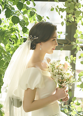 포토 JPG 스튜디오촬영 여자 신부 부케 웨딩드레스 결혼 면사포 실내 한명 미소 들기 상반신 20대 성인 옆모습 한국인 기다림 설레임 웨딩라이프 성인여자한명만 웨딩촬영 스몰웨딩 국내포토 1 라이프스타일 드레스 감정 뷰포인트 꽃다발 모션 표정 사람 동양인 이벤트 청년 내부 결혼소품 기념사진 여자한명만 성인여자만 파일형식