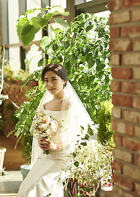 포토 JPG 스튜디오촬영 여자 신부 부케 웨딩드레스 결혼 면사포 실내 한명 미소 들기 앉기 상반신 20대 성인 앞모습 한국인 기다림 설레임 웨딩라이프 성인여자한명만 웨딩촬영 스몰웨딩 국내포토 1 라이프스타일 드레스 감정 뷰포인트 꽃다발 모션 표정 사람 동양인 이벤트 청년 내부 결혼소품 기념사진 여자한명만 성인여자만 파일형식