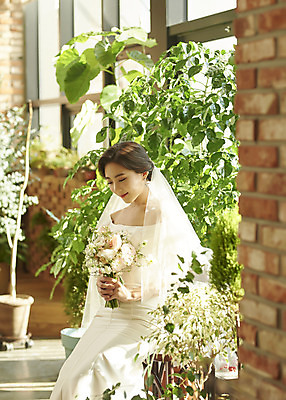 포토 JPG 스튜디오촬영 여자 신부 부케 웨딩드레스 결혼 면사포 실내 고개숙이기 한명 미소 들기 앉기 상반신 20대 성인 앞모습 한국인 기다림 설레임 웨딩라이프 성인여자한명만 웨딩촬영 스몰웨딩 국내포토 1 라이프스타일 드레스 감정 뷰포인트 꽃다발 모션 표정 숙이기 사람 동양인 이벤트 청년 내부 결혼소품 기념사진 여자한명만 성인여자만 파일형식