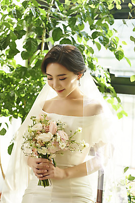 포토 JPG 스튜디오촬영 여자 신부 부케 웨딩드레스 결혼 면사포 실내 고개숙이기 한명 미소 들기 상반신 20대 성인 앞모습 눈감음 한국인 기다림 설레임 웨딩라이프 성인여자한명만 웨딩촬영 스몰웨딩 국내포토 1 라이프스타일 드레스 감정 뷰포인트 꽃다발 모션 표정 숙이기 사람 동양인 이벤트 청년 내부 결혼소품 기념사진 여자한명만 성인여자만 파일형식