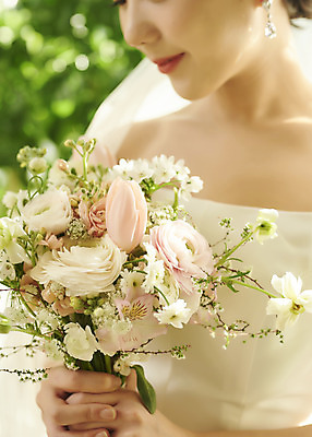 포토 JPG 스튜디오촬영 여자 꽃 신부 부케 웨딩드레스 결혼 실내 한명 들기 근접촬영 상반신 20대 성인 옆모습 아웃포커스 한국인 기다림 설레임 웨딩라이프 성인여자한명만 웨딩촬영 스몰웨딩 국내포토 식물 1 라이프스타일 드레스 감정 뷰포인트 꽃다발 모션 촬영기법 사람 동양인 이벤트 청년 내부 기념사진 여자한명만 성인여자만 파일형식