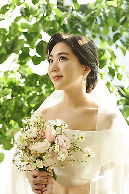 포토 JPG 스튜디오촬영 여자 신부 부케 웨딩드레스 결혼 면사포 실내 한명 미소 들기 상반신 20대 성인 앞모습 아웃포커스 한국인 올려보기 기다림 설레임 웨딩라이프 성인여자한명만 웨딩촬영 스몰웨딩 국내포토 1 라이프스타일 드레스 감정 뷰포인트 꽃다발 모션 촬영기법 표정 사람 동양인 이벤트 청년 내부 결혼소품 기념사진 여자한명만 성인여자만 파일형식