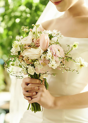 포토 JPG 스튜디오촬영 여자 신부 부케 웨딩드레스 결혼 실내 한명 미소 들기 근접촬영 상반신 20대 성인 옆모습 한국인 기다림 설레임 웨딩라이프 성인여자한명만 웨딩촬영 스몰웨딩 국내포토 1 라이프스타일 드레스 감정 뷰포인트 꽃다발 모션 표정 사람 동양인 이벤트 청년 내부 기념사진 여자한명만 성인여자만 파일형식