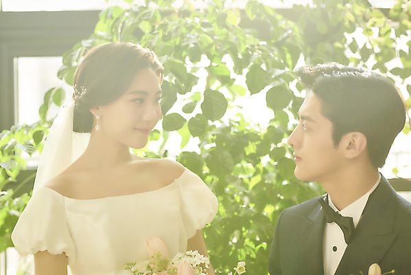 포토 JPG 스튜디오촬영 부부 커플 여자 남자 신부 웨딩드레스 신랑 결혼 실내 미소 정장 턱시도 상반신 20대 성인 두명 앞모습 햇빛 마주보기 한국인 설레임 웨딩라이프 성인만 웨딩촬영 스몰웨딩 국내포토 라이프스타일 드레스 옷 감정 뷰포인트 관계 모션 표정 사람 동양인 이벤트 청년 내부 태양 기념사진 파일형식