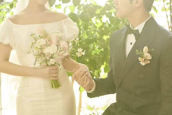 포토 JPG 스튜디오촬영 부부 커플 여자 남자 신부 부케 웨딩드레스 신랑 결혼 실내 들기 정장 턱시도 상반신 20대 성인 두명 앞모습 손잡기 한국인 설레임 웨딩라이프 성인만 웨딩촬영 스몰웨딩 국내포토 라이프스타일 드레스 옷 감정 뷰포인트 꽃다발 관계 모션 사람 동양인 이벤트 청년 내부 기념사진 파일형식