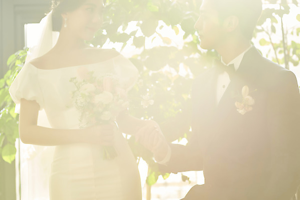 포토 JPG 스튜디오촬영 부부 커플 여자 남자 신부 부케 웨딩드레스 신랑 결혼 실내 미소 들기 정장 턱시도 상반신 20대 성인 두명 앞모습 햇빛 마주보기 손잡기 한국인 설레임 웨딩라이프 성인만 웨딩촬영 스몰웨딩 국내포토 라이프스타일 드레스 옷 감정 뷰포인트 꽃다발 관계 모션 표정 사람 동양인 이벤트 청년 내부 태양 기념사진 파일형식