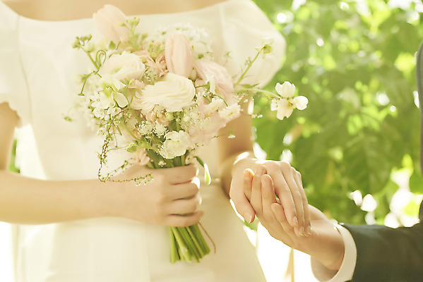 포토 JPG 스튜디오촬영 손 부부 커플 여자 신부 부케 웨딩드레스 신랑 결혼 실내 한명 들기 근접촬영 상반신 20대 성인 앞모습 아웃포커스 신체부위 햇빛 손잡기 한국인 설레임 웨딩라이프 성인여자한명만 웨딩촬영 스몰웨딩 국내포토 1 라이프스타일 드레스 감정 뷰포인트 꽃다발 관계 모션 촬영기법 사람 동양인 이벤트 청년 내부 태양 기념사진 여자한명만 성인여자만 파일형식