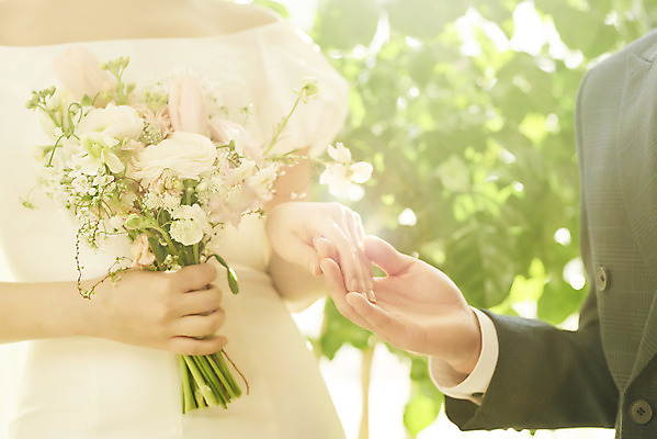 포토 JPG 스튜디오촬영 부부 커플 여자 남자 신부 부케 웨딩드레스 신랑 결혼 실내 들기 근접촬영 상반신 20대 성인 두명 앞모습 아웃포커스 한국인 설레임 손맞잡기 웨딩라이프 성인만 웨딩촬영 스몰웨딩 국내포토 라이프스타일 드레스 감정 뷰포인트 꽃다발 관계 모션 촬영기법 사람 동양인 이벤트 청년 내부 손잡기 기념사진 파일형식