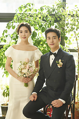 포토 JPG 스튜디오촬영 부부 커플 응시 여자 남자 신부 부케 웨딩드레스 신랑 결혼 의자 실내 미소 들기 앉기 정장 턱시도 20대 성인 두명 앞모습 한국인 설레임 웨딩라이프 성인만 웨딩촬영 스몰웨딩 국내포토 라이프스타일 시선 드레스 옷 감정 뷰포인트 꽃다발 가구 관계 모션 표정 사람 동양인 이벤트 청년 내부 기념사진 파일형식