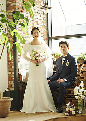 포토 JPG 스튜디오촬영 전신 부부 커플 여자 남자 신부 부케 웨딩드레스 신랑 결혼 실내 서기 들기 앉기 정장 턱시도 20대 성인 두명 앞모습 햇빛 한국인 설레임 웨딩라이프 성인만 웨딩촬영 스몰웨딩 국내포토 라이프스타일 드레스 옷 감정 뷰포인트 꽃다발 관계 모션 사람 동양인 이벤트 청년 내부 태양 기념사진 파일형식