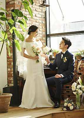 포토 JPG 스튜디오촬영 전신 부부 커플 여자 남자 신부 부케 웨딩드레스 신랑 결혼 실내 서기 들기 앉기 정장 턱시도 20대 성인 두명 앞모습 햇빛 마주보기 손잡기 한국인 설레임 웨딩라이프 성인만 웨딩촬영 스몰웨딩 국내포토 라이프스타일 드레스 옷 감정 뷰포인트 꽃다발 관계 모션 사람 동양인 이벤트 청년 내부 태양 기념사진 파일형식
