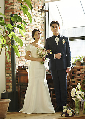 포토 JPG 스튜디오촬영 전신 부부 커플 여자 남자 신부 부케 웨딩드레스 신랑 결혼 실내 서기 들기 정장 턱시도 20대 성인 두명 앞모습 햇빛 팔짱 한국인 설레임 웨딩라이프 성인만 웨딩촬영 스몰웨딩 국내포토 라이프스타일 드레스 옷 감정 뷰포인트 꽃다발 관계 모션 사람 동양인 이벤트 청년 내부 태양 기념사진 파일형식