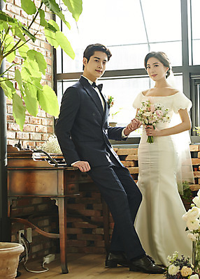 포토 JPG 스튜디오촬영 전신 부부 커플 여자 남자 신부 부케 웨딩드레스 신랑 결혼 창문 실내 서기 미소 들기 정장 턱시도 20대 성인 두명 앞모습 손잡기 한국인 책상 걸터앉기 설레임 웨딩라이프 성인만 웨딩촬영 스몰웨딩 국내포토 라이프스타일 드레스 옷 감정 뷰포인트 꽃다발 가구 관계 모션 표정 사람 앉기 동양인 이벤트 청년 내부 기념사진 파일형식