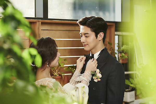 포토 JPG 스튜디오촬영 부부 커플 여자 남자 신부 부케 신랑 결혼 나비넥타이 실내 미소 정장 턱시도 상반신 20대 성인 두명 옆모습 마주보기 한국인 잡기 소프트포커스 설레임 다듬기 웨딩라이프 성인만 웨딩촬영 스몰웨딩 국내포토 라이프스타일 옷 감정 뷰포인트 꽃다발 관계 모션 넥타이 촬영기법 표정 사람 동양인 이벤트 청년 내부 기념사진 파일형식