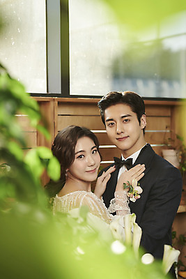 포토 JPG 스튜디오촬영 부부 커플 여자 남자 신부 부케 신랑 결혼 실내 미소 정장 턱시도 상반신 20대 성인 두명 옆모습 한국인 뒤돌아보기 소프트포커스 설레임 웨딩라이프 성인만 웨딩촬영 스몰웨딩 놓기 국내포토 라이프스타일 옷 감정 뷰포인트 꽃다발 관계 모션 촬영기법 표정 사람 동양인 이벤트 청년 내부 기념사진 파일형식