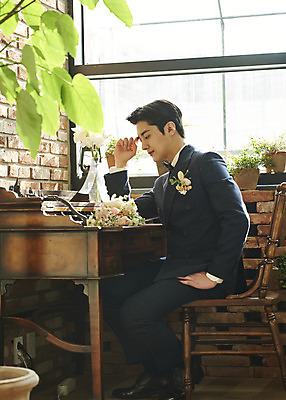 포토 JPG 스튜디오촬영 전신 남자 신랑 결혼 의자 창문 실내 한명 앉기 정장 턱시도 20대 성인 옆모습 한국인 기다림 책상 설레임 웨딩라이프 성인남자한명만 웨딩촬영 스몰웨딩 국내포토 1 라이프스타일 옷 감정 뷰포인트 가구 모션 사람 동양인 이벤트 청년 내부 기념사진 남자한명만 성인남자만 파일형식