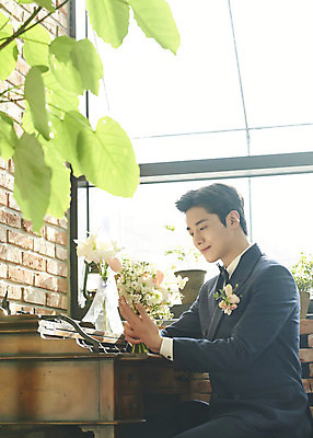 포토 JPG 스튜디오촬영 남자 부케 신랑 결혼 창문 실내 한명 들기 정장 턱시도 상반신 20대 성인 옆모습 한국인 기다림 설레임 웨딩라이프 성인남자한명만 웨딩촬영 스몰웨딩 국내포토 1 라이프스타일 옷 감정 뷰포인트 꽃다발 모션 사람 동양인 이벤트 청년 내부 기념사진 남자한명만 성인남자만 파일형식