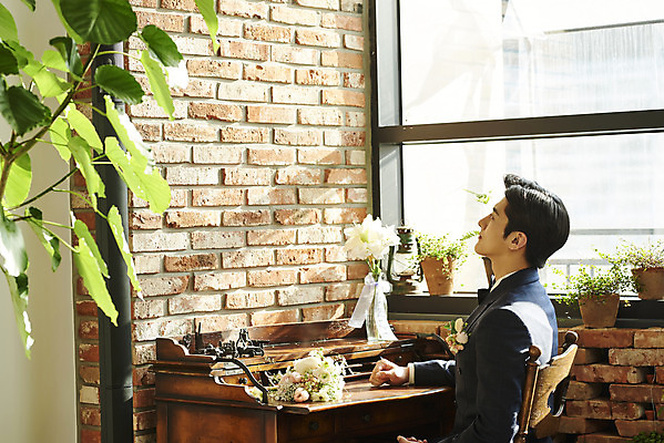 포토 JPG 스튜디오촬영 남자 신랑 결혼 창문 실내 한명 정장 턱시도 상반신 20대 성인 옆모습 햇빛 한국인 올려보기 기다림 책상 설레임 웨딩라이프 성인남자한명만 웨딩촬영 스몰웨딩 국내포토 1 라이프스타일 옷 감정 뷰포인트 가구 모션 사람 동양인 이벤트 청년 내부 태양 기념사진 남자한명만 성인남자만 파일형식