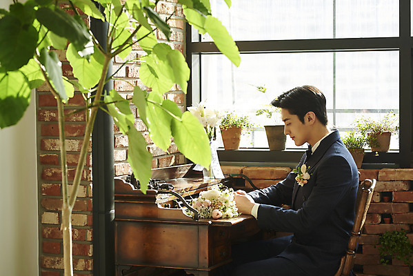 포토 JPG 스튜디오촬영 남자 신랑 결혼 창문 실내 한명 앉기 정장 턱시도 상반신 20대 성인 옆모습 한국인 기다림 책상 설레임 웨딩라이프 성인남자한명만 웨딩촬영 스몰웨딩 국내포토 1 라이프스타일 옷 감정 뷰포인트 가구 모션 사람 동양인 이벤트 청년 내부 기념사진 남자한명만 성인남자만 파일형식