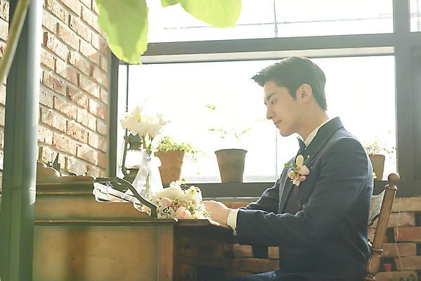 포토 JPG 스튜디오촬영 남자 신랑 결혼 창문 실내 한명 앉기 정장 턱시도 상반신 20대 성인 옆모습 햇빛 한국인 기다림 책상 설레임 웨딩라이프 성인남자한명만 웨딩촬영 스몰웨딩 국내포토 1 라이프스타일 옷 감정 뷰포인트 가구 모션 사람 동양인 이벤트 청년 내부 태양 기념사진 남자한명만 성인남자만 파일형식