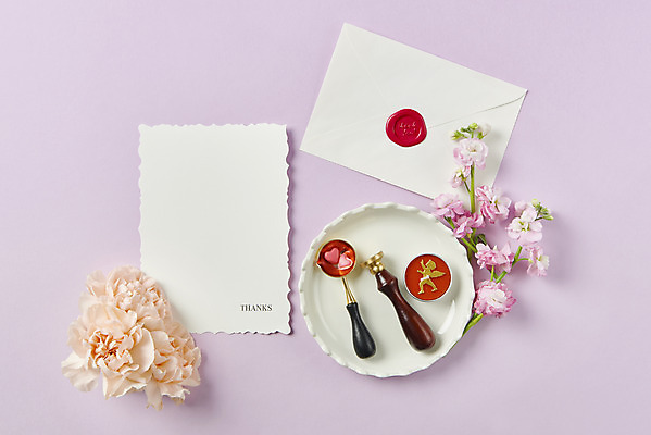 포토 JPG 스튜디오촬영 접시 기념일 꽃 편지봉투 실내 사람없음 도장 하이앵글 축하 어버이날 스승의날 편지지 카네이션 감사 5월행사 보라색배경 씰링왁스 플랫레이 실링스탬프 국내포토 식물 식기 감정 뷰포인트 백그라운드 컨셉 봉투 이벤트 내부 보라색 플랫 5월 편지 파일형식