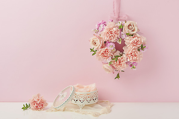 포토 JPG 스튜디오촬영 기념일 꽃 리본 실내 매달리기 사람없음 장미 축하 어버이날 스승의날 카네이션 감사 5월행사 보석상자 리스장식 성년의날 분홍색배경 국내포토 식물 감정 분홍색 백그라운드 컨셉 모션 이벤트 내부 장식 상자 5월 파일형식