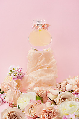 포토 JPG 스튜디오촬영 기념일 꽃 리본 실내 사람없음 장미 축하 향수 카네이션 감사 5월행사 성년의날 향수병 분홍색배경 국내포토 식물 감정 분홍색 백그라운드 컨셉 이벤트 내부 화장품 5월 병_담는 파일형식