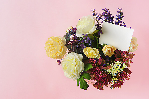 포토 JPG 스튜디오촬영 기념일 꽃다발 프레임 실내 사람없음 하이앵글 축하 어버이날 스승의날 감사 5월행사 성년의날 분홍색배경 국내포토 카드프레임 꽃 감정 뷰포인트 분홍색 백그라운드 컨셉 이벤트 내부 5월 파일형식