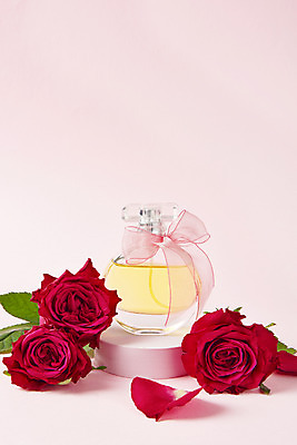 포토 JPG 스튜디오촬영 기념일 꽃잎 리본 실내 사람없음 장미 축하 향수 감사 5월행사 단상 성년의날 향수병 분홍색배경 국내포토 꽃 감정 분홍색 백그라운드 컨셉 이벤트 내부 화장품 5월 병_담는 파일형식