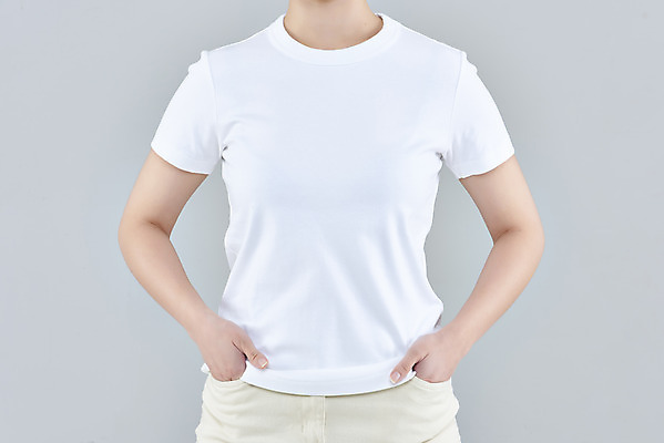 포토 JPG 스튜디오촬영 여자 패션 회색배경 실내 한명 상반신 20대 성인 앞모습 한국인 반팔티셔츠 주머니손 흰옷 목업 성인여자한명만 국내포토 1 옷 뷰포인트 백그라운드 티셔츠 모션 사람 동양인 청년 내부 회색 여자한명만 성인여자만 파일형식