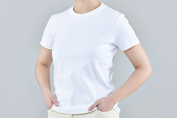포토 JPG 스튜디오촬영 여자 패션 회색배경 실내 한명 상반신 20대 성인 옆모습 한국인 반팔티셔츠 주머니손 흰옷 목업 성인여자한명만 국내포토 1 옷 뷰포인트 백그라운드 티셔츠 모션 사람 동양인 청년 내부 회색 여자한명만 성인여자만 파일형식