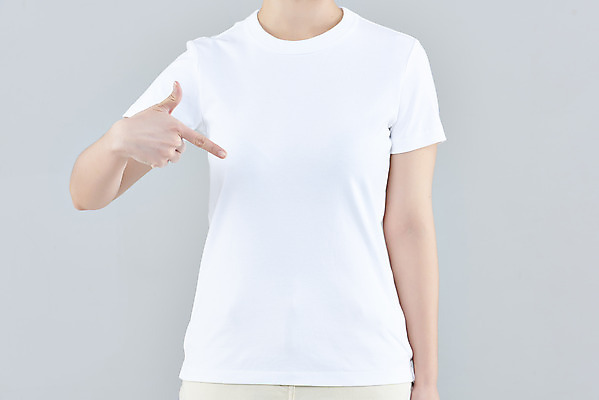 포토 JPG 스튜디오촬영 여자 패션 회색배경 실내 한명 상반신 20대 성인 앞모습 한국인 반팔티셔츠 가리킴 흰옷 목업 성인여자한명만 국내포토 1 옷 뷰포인트 백그라운드 티셔츠 사람 동양인 손짓 청년 내부 회색 여자한명만 성인여자만 파일형식