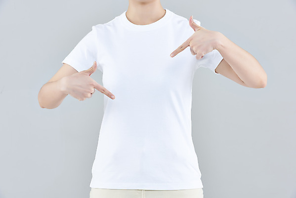 포토 JPG 스튜디오촬영 여자 패션 회색배경 실내 한명 상반신 20대 성인 앞모습 한국인 반팔티셔츠 가리킴 흰옷 목업 성인여자한명만 국내포토 1 옷 뷰포인트 백그라운드 티셔츠 사람 동양인 손짓 청년 내부 회색 여자한명만 성인여자만 파일형식