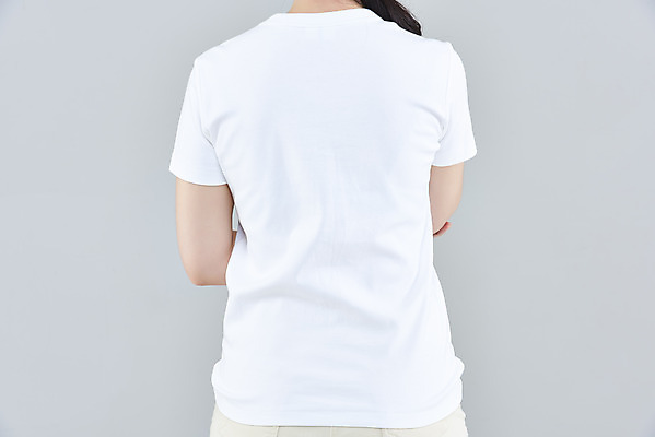 포토 JPG 스튜디오촬영 여자 패션 회색배경 실내 한명 상반신 20대 성인 뒷모습 팔짱 한국인 반팔티셔츠 흰옷 목업 성인여자한명만 국내포토 1 옷 뷰포인트 백그라운드 티셔츠 모션 사람 동양인 청년 내부 회색 여자한명만 성인여자만 파일형식