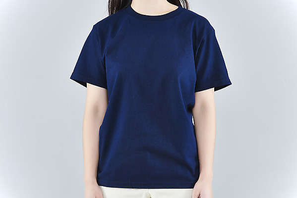 포토 JPG 스튜디오촬영 옷 여자 패션 회색배경 실내 한명 상반신 20대 성인 앞모습 한국인 반팔티셔츠 정자세 목업 성인여자한명만 국내포토 1 뷰포인트 포즈 백그라운드 티셔츠 사람 동양인 청년 내부 회색 여자한명만 성인여자만 파일형식