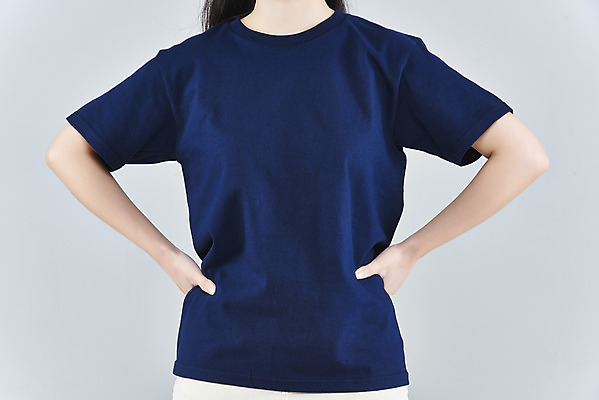 포토 JPG 스튜디오촬영 옷 여자 패션 허리손 회색배경 실내 한명 상반신 20대 성인 앞모습 한국인 반팔티셔츠 목업 성인여자한명만 국내포토 1 뷰포인트 포즈 백그라운드 티셔츠 사람 동양인 청년 내부 회색 여자한명만 성인여자만 파일형식