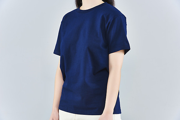 포토 JPG 스튜디오촬영 옷 여자 패션 회색배경 실내 한명 상반신 20대 성인 옆모습 한국인 반팔티셔츠 정자세 목업 성인여자한명만 국내포토 1 뷰포인트 포즈 백그라운드 티셔츠 사람 동양인 청년 내부 회색 여자한명만 성인여자만 파일형식