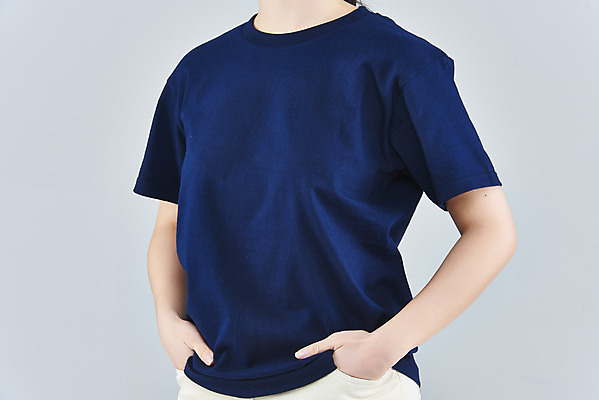 포토 JPG 스튜디오촬영 옷 여자 패션 회색배경 실내 한명 상반신 20대 성인 옆모습 한국인 반팔티셔츠 주머니손 목업 성인여자한명만 국내포토 1 뷰포인트 백그라운드 티셔츠 모션 사람 동양인 청년 내부 회색 여자한명만 성인여자만 파일형식