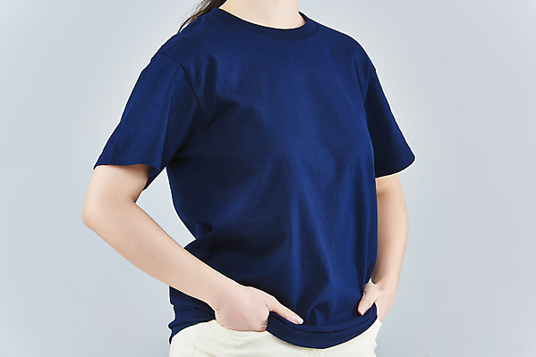 포토 JPG 스튜디오촬영 옷 여자 패션 회색배경 실내 한명 상반신 20대 성인 옆모습 한국인 반팔티셔츠 주머니손 목업 성인여자한명만 국내포토 1 뷰포인트 백그라운드 티셔츠 모션 사람 동양인 청년 내부 회색 여자한명만 성인여자만 파일형식