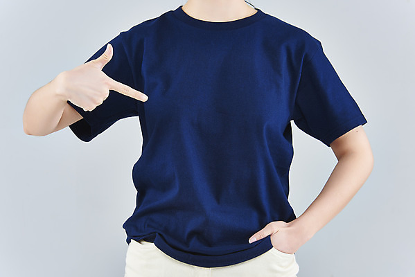 포토 JPG 스튜디오촬영 옷 여자 패션 회색배경 실내 한명 상반신 20대 성인 앞모습 한국인 반팔티셔츠 가리킴 주머니손 목업 성인여자한명만 국내포토 1 뷰포인트 백그라운드 티셔츠 모션 사람 동양인 손짓 청년 내부 회색 여자한명만 성인여자만 파일형식