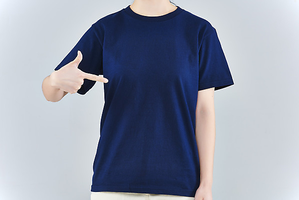 포토 JPG 스튜디오촬영 옷 여자 패션 회색배경 실내 한명 상반신 20대 성인 앞모습 한국인 반팔티셔츠 가리킴 목업 성인여자한명만 국내포토 1 뷰포인트 백그라운드 티셔츠 사람 동양인 손짓 청년 내부 회색 여자한명만 성인여자만 파일형식