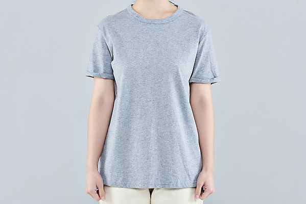 포토 JPG 스튜디오촬영 옷 여자 패션 회색배경 실내 한명 상반신 20대 성인 앞모습 한국인 반팔티셔츠 정자세 목업 성인여자한명만 국내포토 1 뷰포인트 포즈 백그라운드 티셔츠 사람 동양인 청년 내부 회색 여자한명만 성인여자만 파일형식